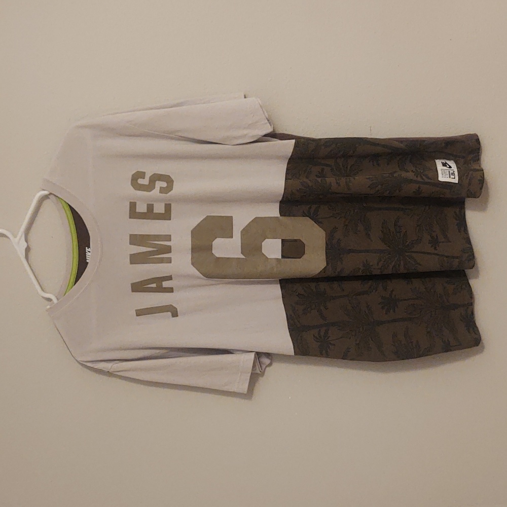 XL - LeBron James T-Shirt